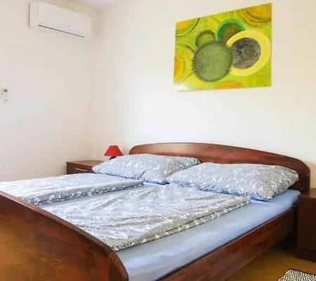 With Two Bedrooms And Pool Apartmán *