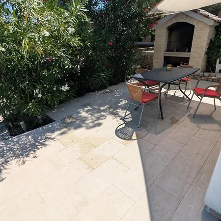 With Two Bedrooms And Pool Apartmán *